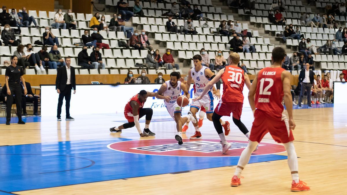 Pitts penetra en un instante  del partido en Girona.