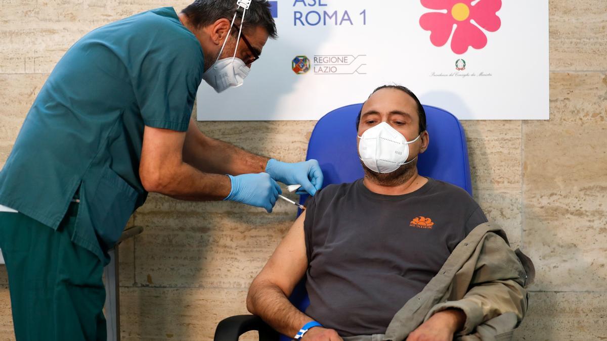 Un enfermero administra una vacuna contra el covid-19 a un paciente en Roma, este martes.