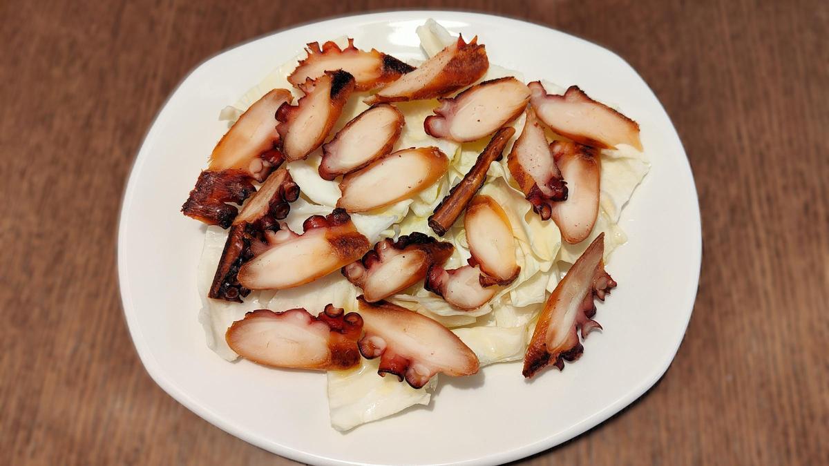 El pulpo con col del bar FM, en Granada.