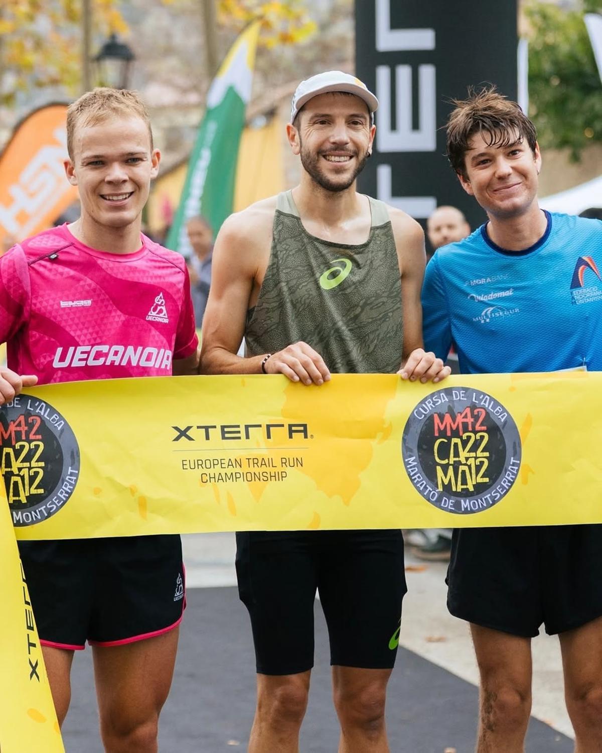 Andreu Simón, al centre, amb Torné (esquerra) i Tenza (dreta), el podi de la Cursa de l'Alba