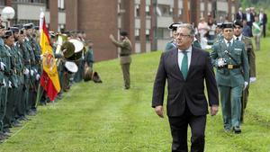 El ministro del Interior en funciones, Juan Ignacio Zoido, en el cuartel donostiarra de Intxaurrondo durante su último acto público, el homenaje al guardia civil Jose Antonio Pardines, primera victima mortal de ETA, el pasado 29 de mayo.