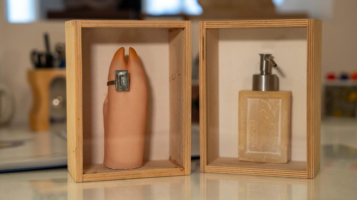 Un cerdo enjoyado y una pastilla de jabón con dispensador de jabón, dos de las obras de Carlos Echevarría