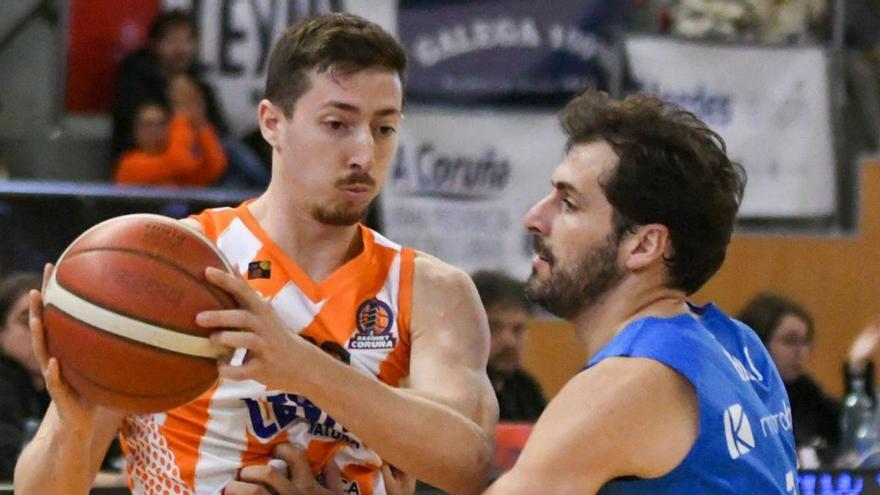 Aleix Font, defendido por un hombre del Fuenlabrada.