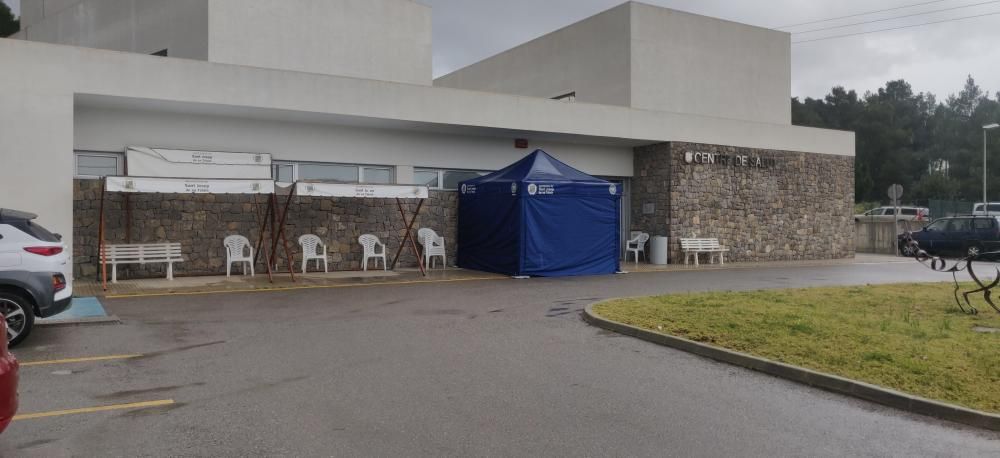 Carpa de triaje de enfermos en el centro de salud de Sant Josep.