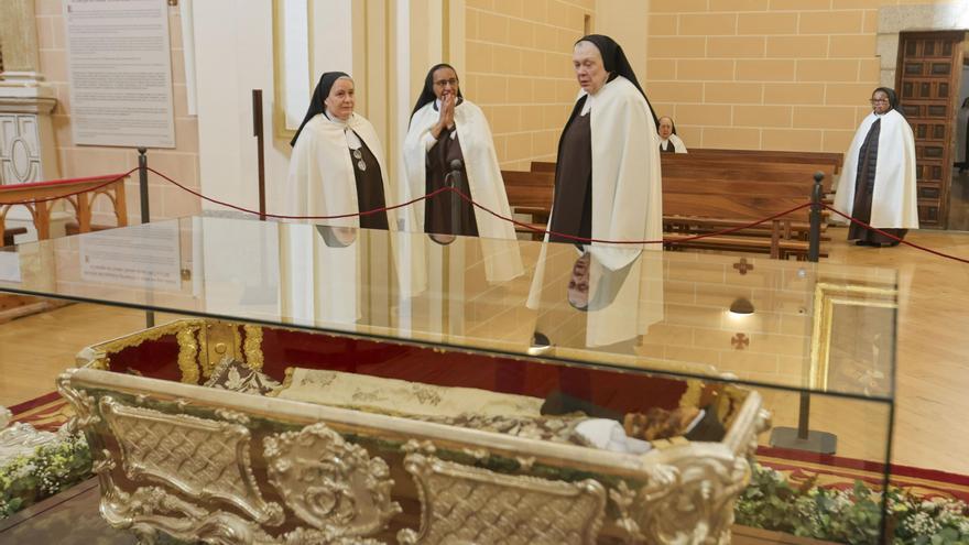 El cuerpo de Santa Teresa de Jesús se expone en la Basílica de la localidad salmantina de Alba de Tormes tras más de un siglo