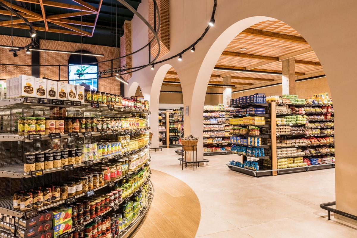 Interior del supermercado Sunka, en Lleida, la nueva versión de establecimientos de la cadena Supermercats Pujol.