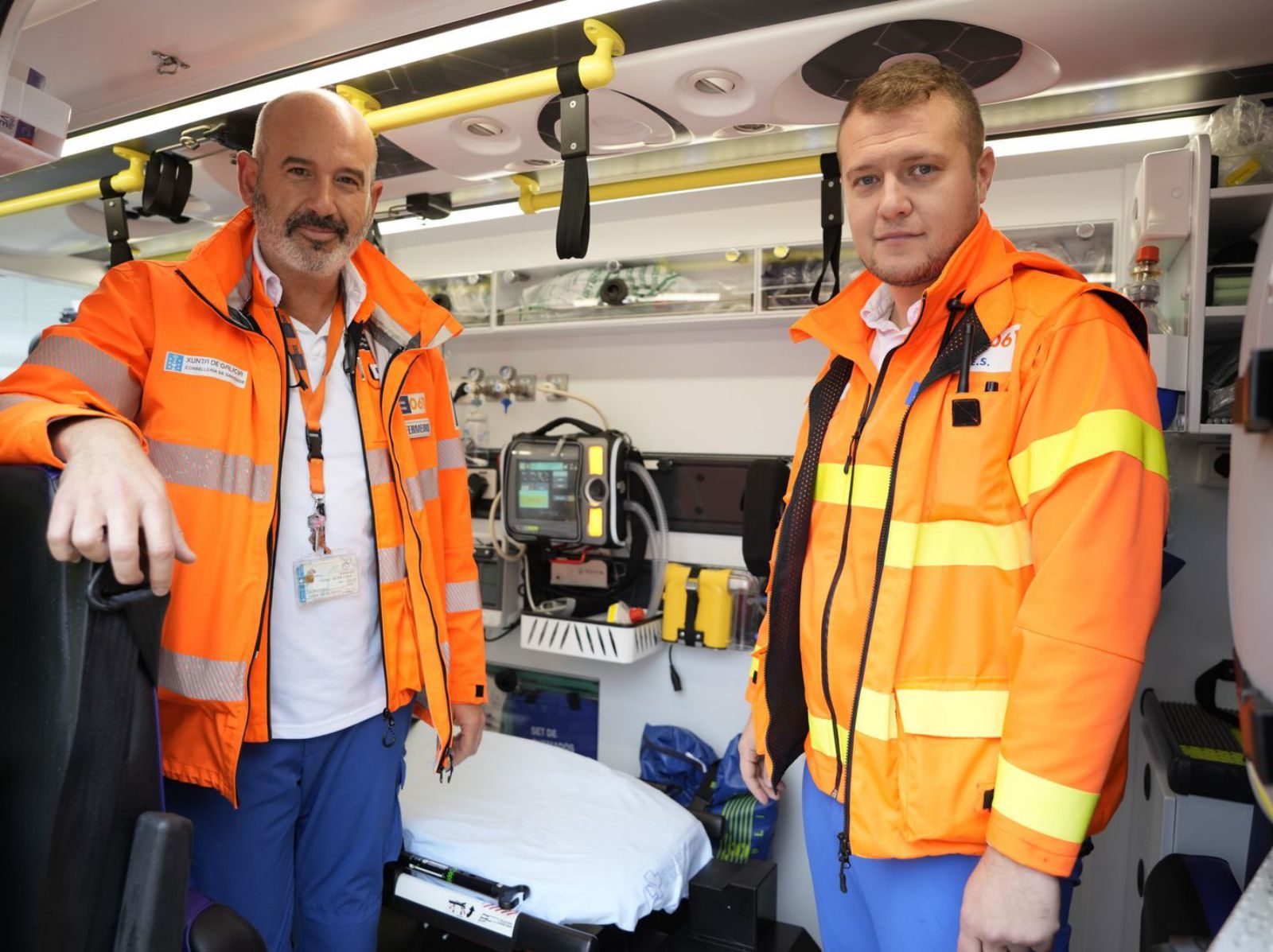 Ursino Veloso y Jacobo Budiño, en el interior de la ambulancia de SVAE con base en Lalín.