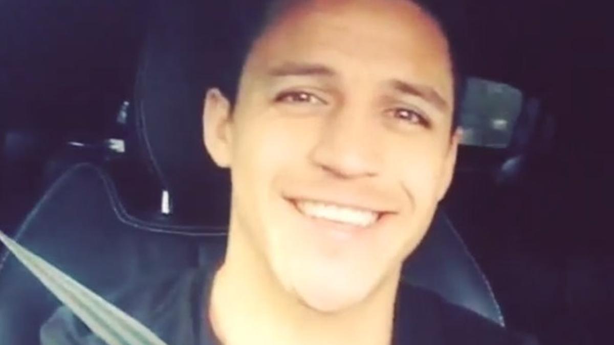 Alexis Sánchez cantó Propuesta Indecente al volante de su coche