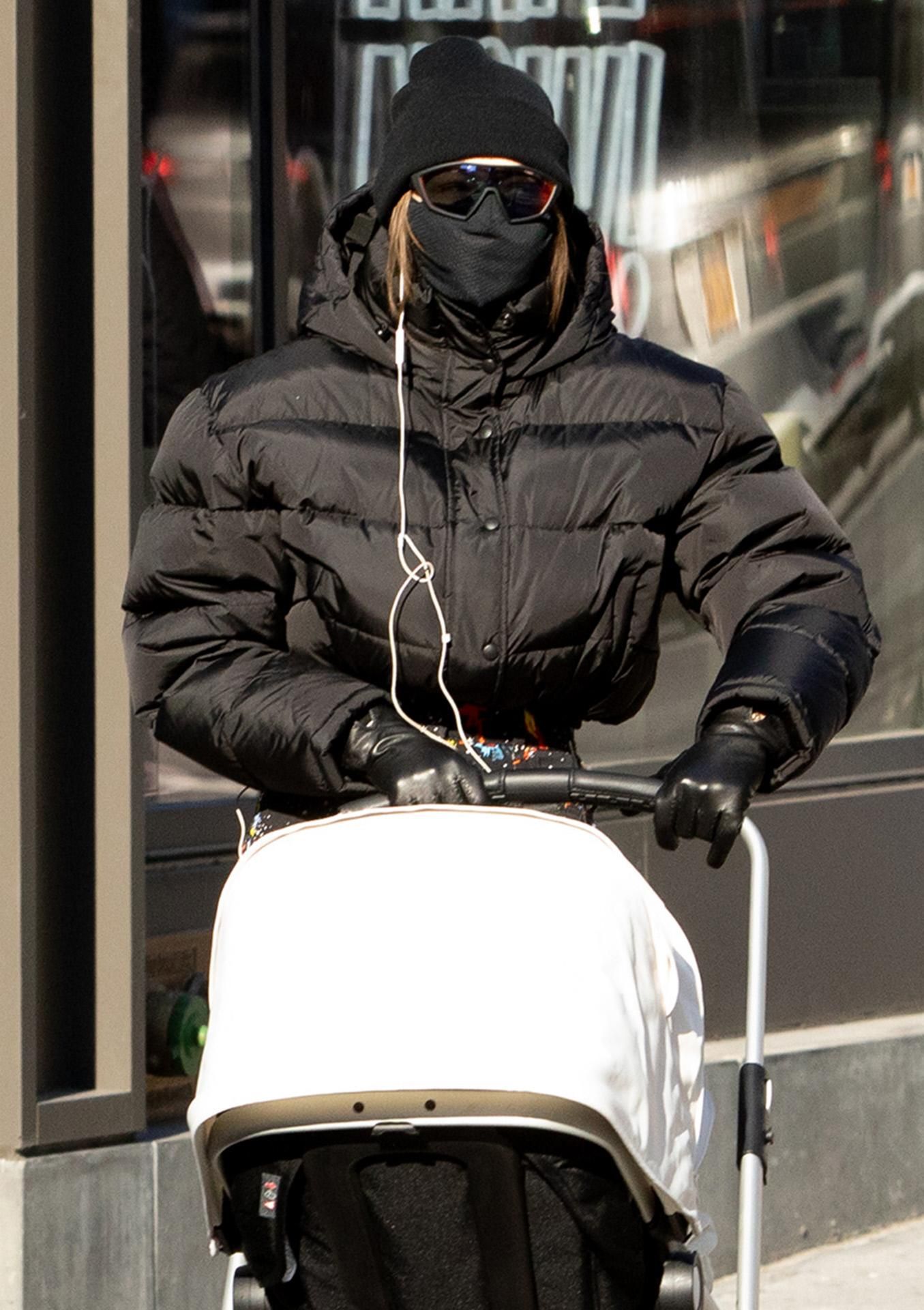 Gigi Hadid, con abrigo de plumas corto