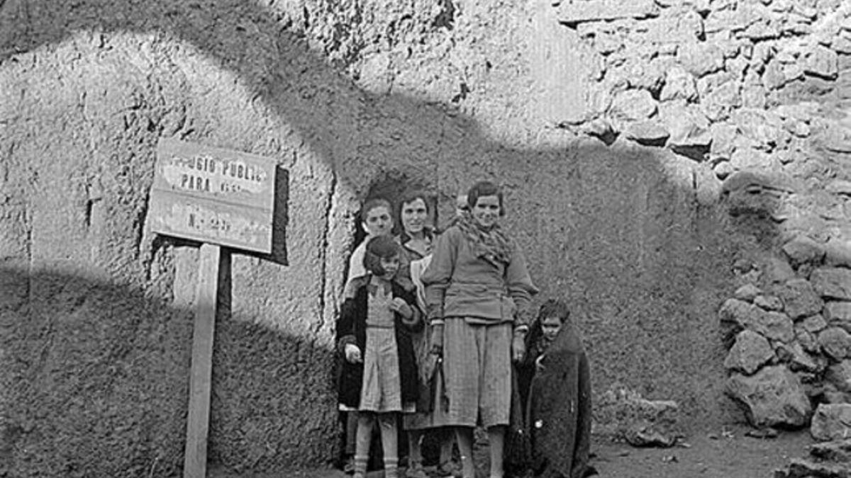 Una familia en un refugio en Teruel, diciembre de 1937._MEDIA_2