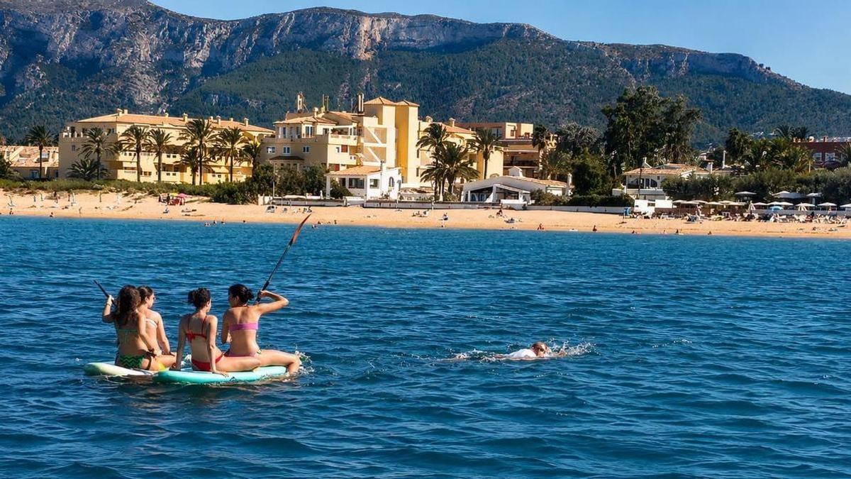 El agente arrastra a nado a cuatro bañistas en dos tablas de paddle surf