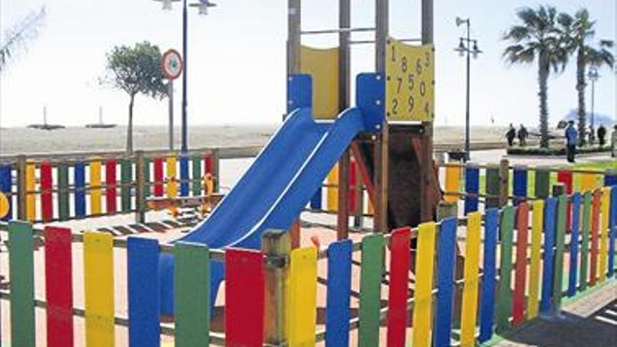 Peñíscola inicia un programa de mejora de los parques infantiles