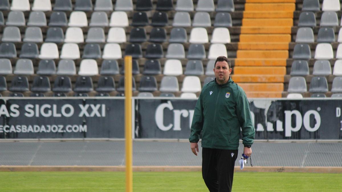 Miguel Ángel Ávila durante su primera sesión como entrenador del Badajoz.