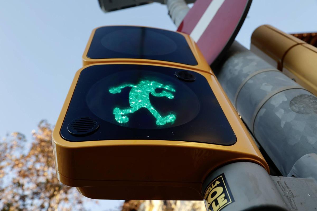 La figura de Mortadelo, en el disco verde de un semáforo de Barcelona.