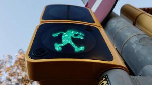 La figura de Mortadelo, en el disco verde de un semáforo de Barcelona.