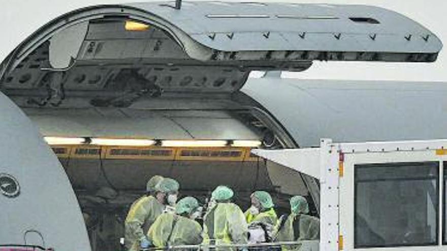 Sanitarios trasladan a un enfermo de COVID en avión en Alemania.