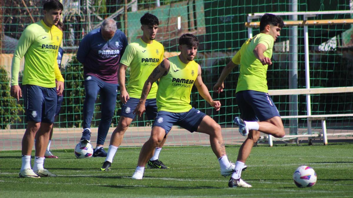 Los jugadores del Villarreal B preparan a conciencia el partido del domingo en Amorebieta.