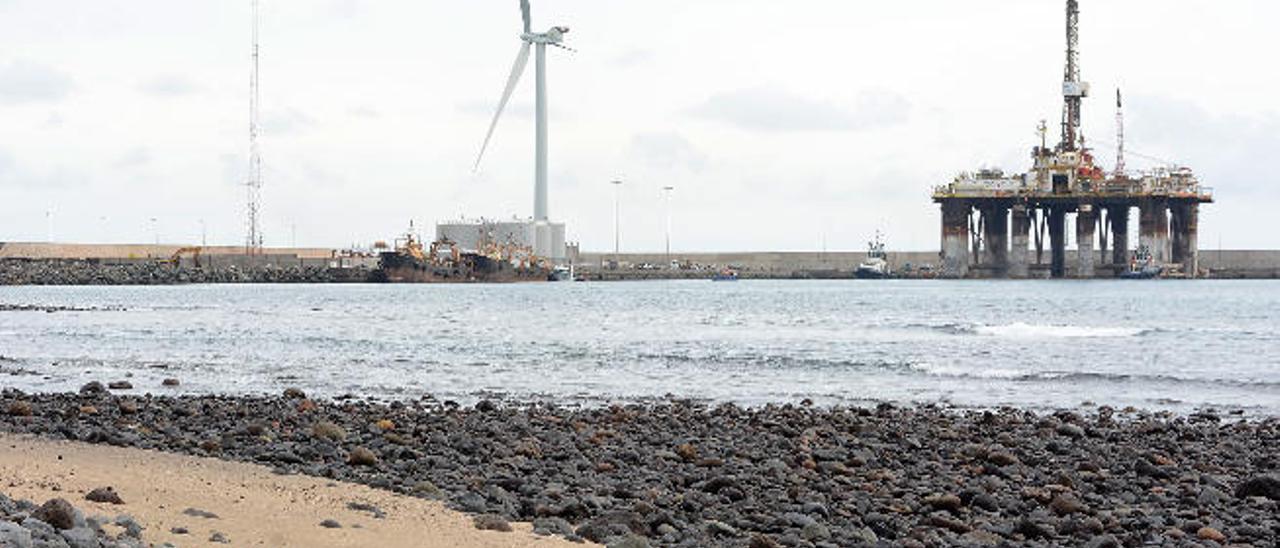 Aerogenerador de Gamesa y una plataforma en el puerto de Arinaga.