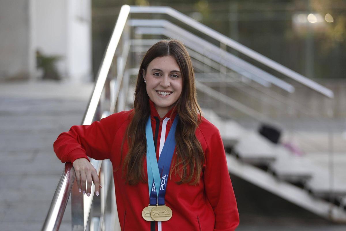 Marta López, a les instal·lacions del GEiEG, amb els ors del Campionat de Catalunya sub-23.