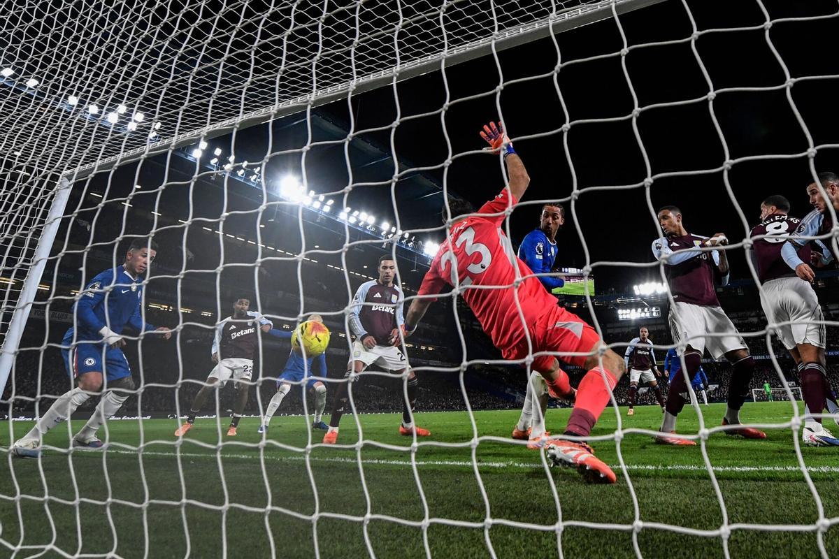 Emiliano Martínez ve entrar el lanzamiento de córner de Reece James, en el 1-0 del Chelsea-Aston Villa.