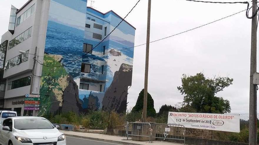 En medio, uno de los postes en un bloque de hormigón y pegado al edificio, otro en la misma situación.