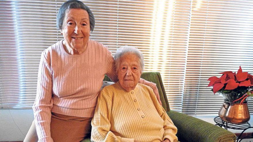 Antònia Campins Capó cumplió ayer 105 años. A su derecha, su hija Anita Ríos.