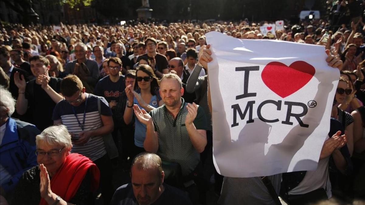 Una multitud sigue la vigilia en la plaza de Albert Square, en Manchester, tras el ataque suicida en el concierto de Ariana Grande, el 23 de mayo.