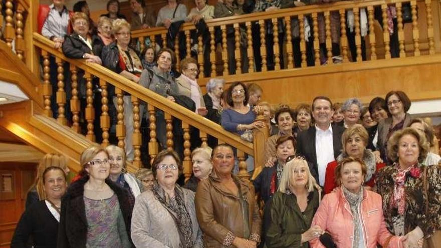 Foto de familia de Caballero con mujeres de Vigo. // J. Lores