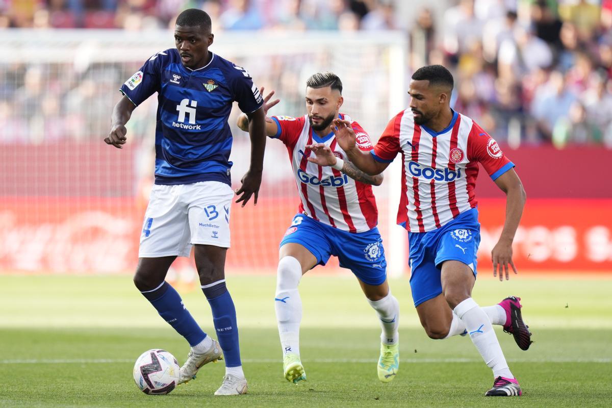 Real Betis’s William Carvalho (L) in action against Girona’s players during a Spanish LaLiga soccer match between Girona and Real Betis held at Montelivi stadium in Girona, Spain, 28 May 2023. EFE / Siu Wu