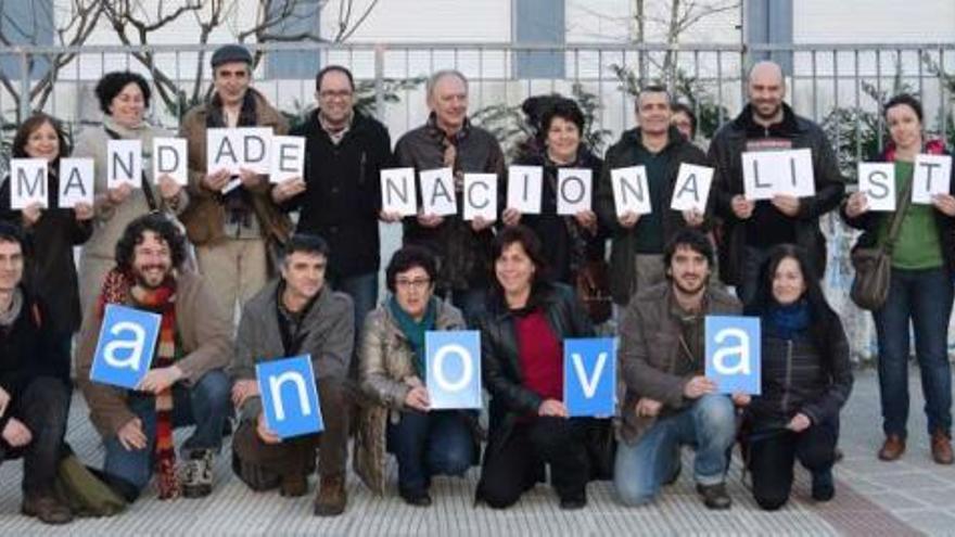 Los miembros de la coordinadora comarcal de Anova Irmandade Nacionalista de Redondela.  // Faro