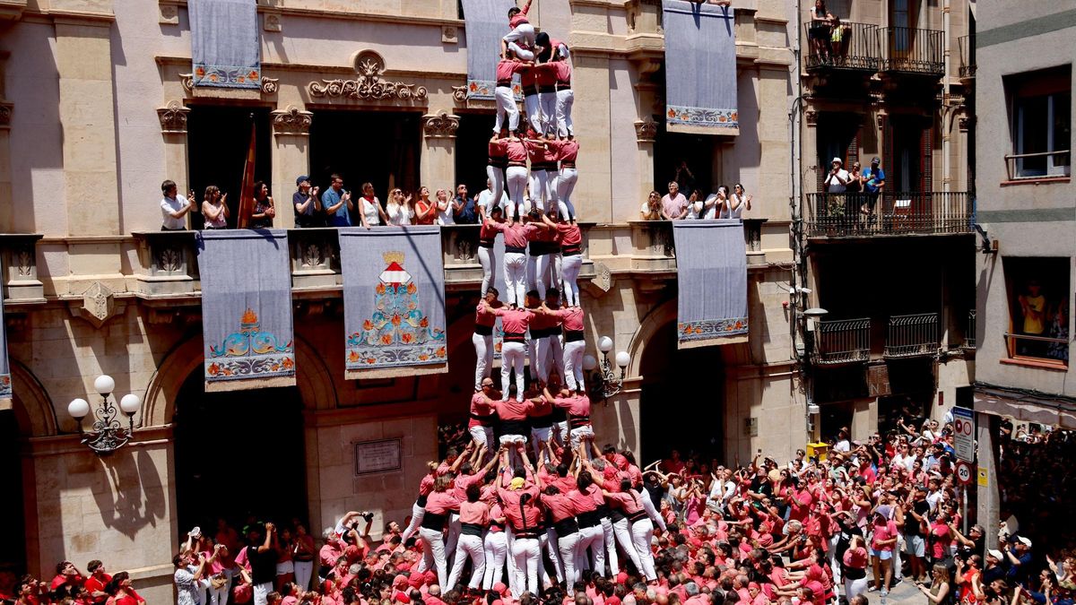 El 5 de 9 amb folre de la Colla Vella, el castell més gran d'aquest Sant Joan 2025.