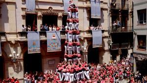 El 5 de 9 amb folre de la Colla Vella, el castell més gran daquest Sant Joan 2025.