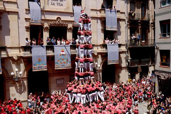El 5 de 9 amb folre de la Colla Vella, el castell més gran daquest Sant Joan 2025.