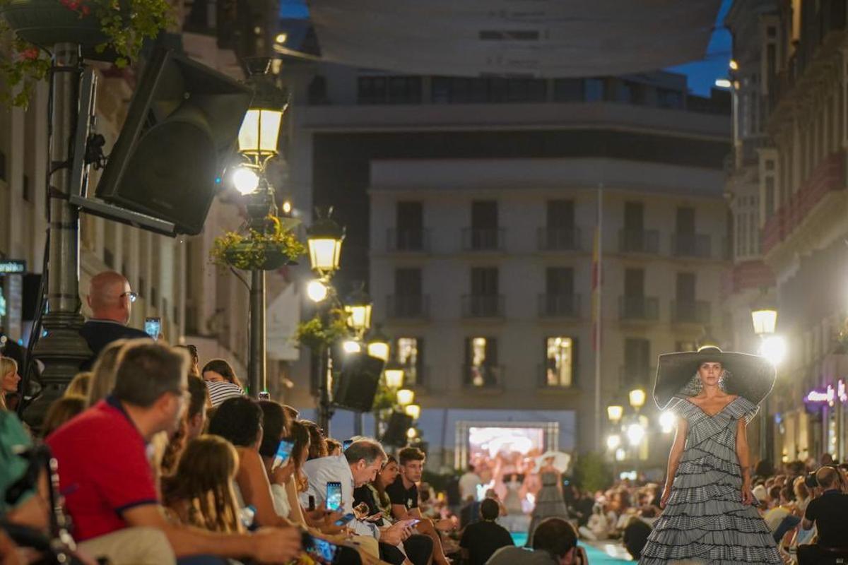 Lleno en la calle Larios para ver el pase de modelos.