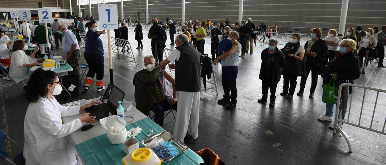 Actividad plena de vacunación en el Recinto Ferial de Pontevedra en la anterior campaña. // GUSTAVO SANTOS