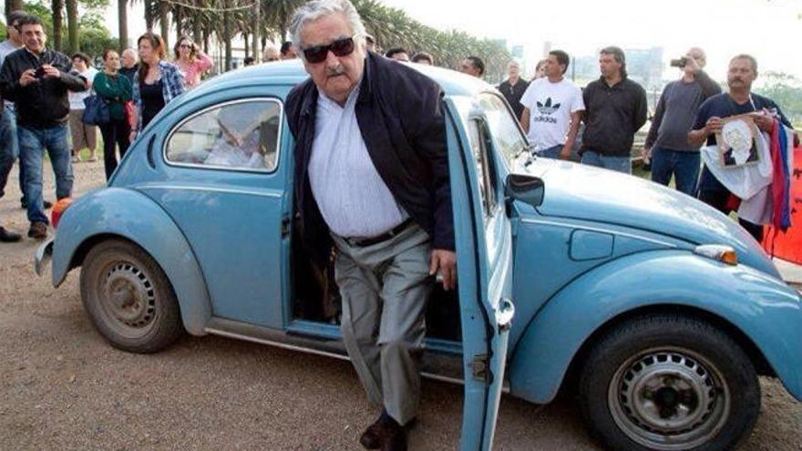 Mujica, con uno de sus Volkswagen.