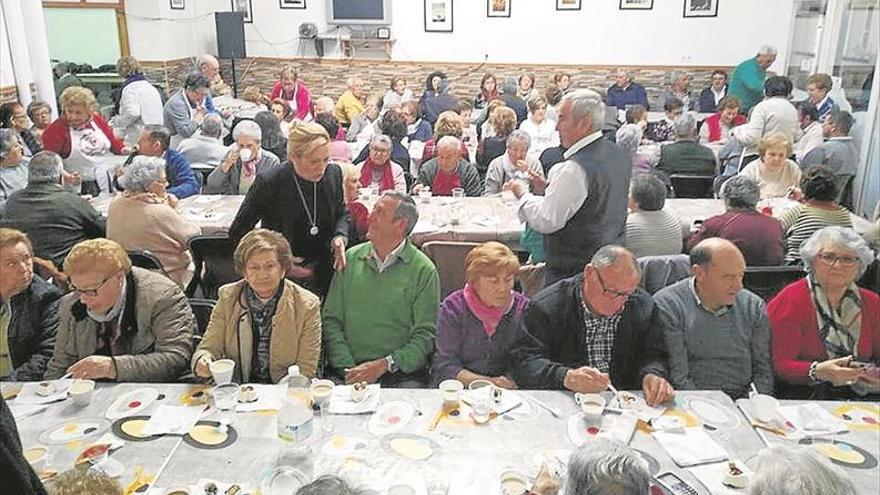 emotiva comida de los enamorados en el centro de mayores de pedro abad