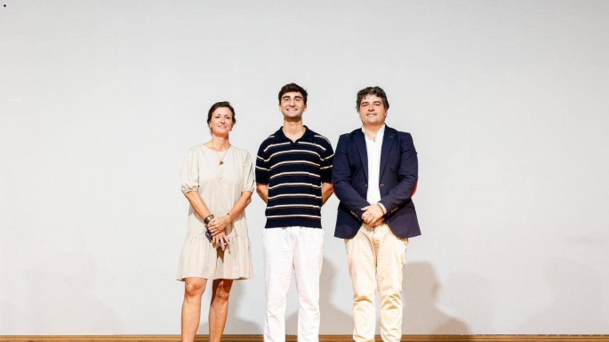 De izquierda a derecha: María Obrador Planas (directora de la Fundación Madina Mayurqa), Joan López de Soria Homar y Antonio Frau Salas (director del Colegio Luis Vives), en la presentación del festival en el Auditori de Can Domenge