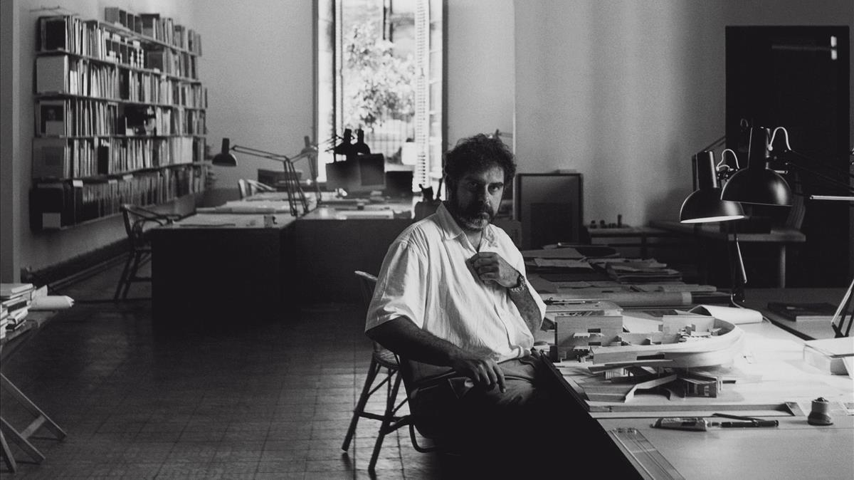 Enric Miralles, en su estudio.