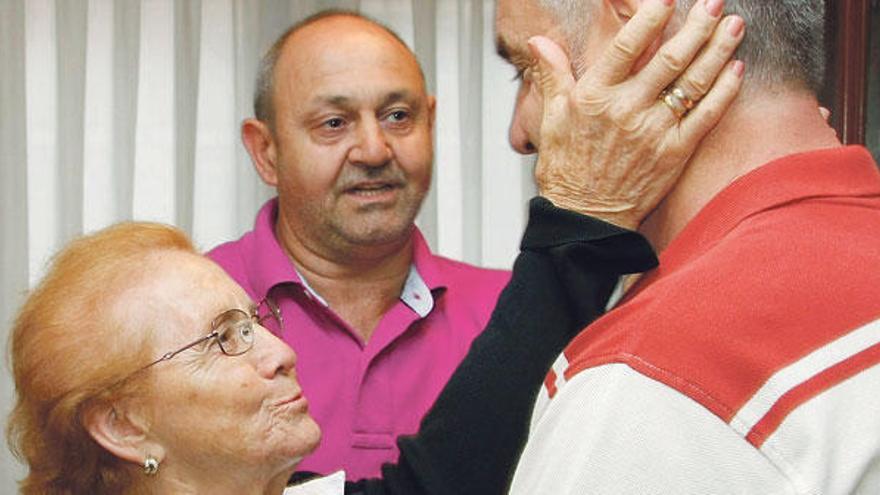 aría Ascensión Álvarez, enferma de alzhéimer, abraza a uno de sus hijos en presencia de otro