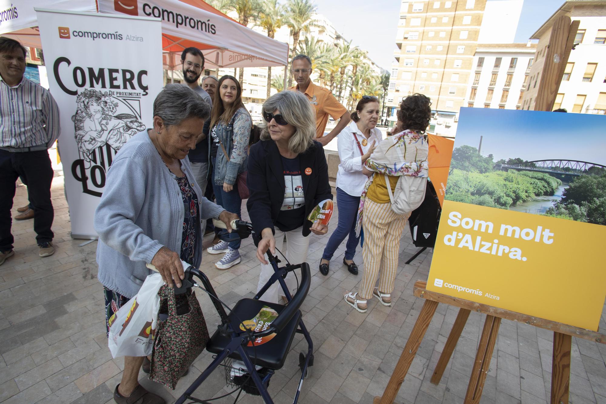 Los Partidos buscan el voto en el mercado de Alzira