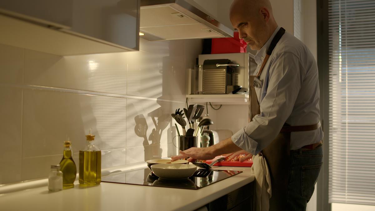 Jonatan Armengol, cocinando