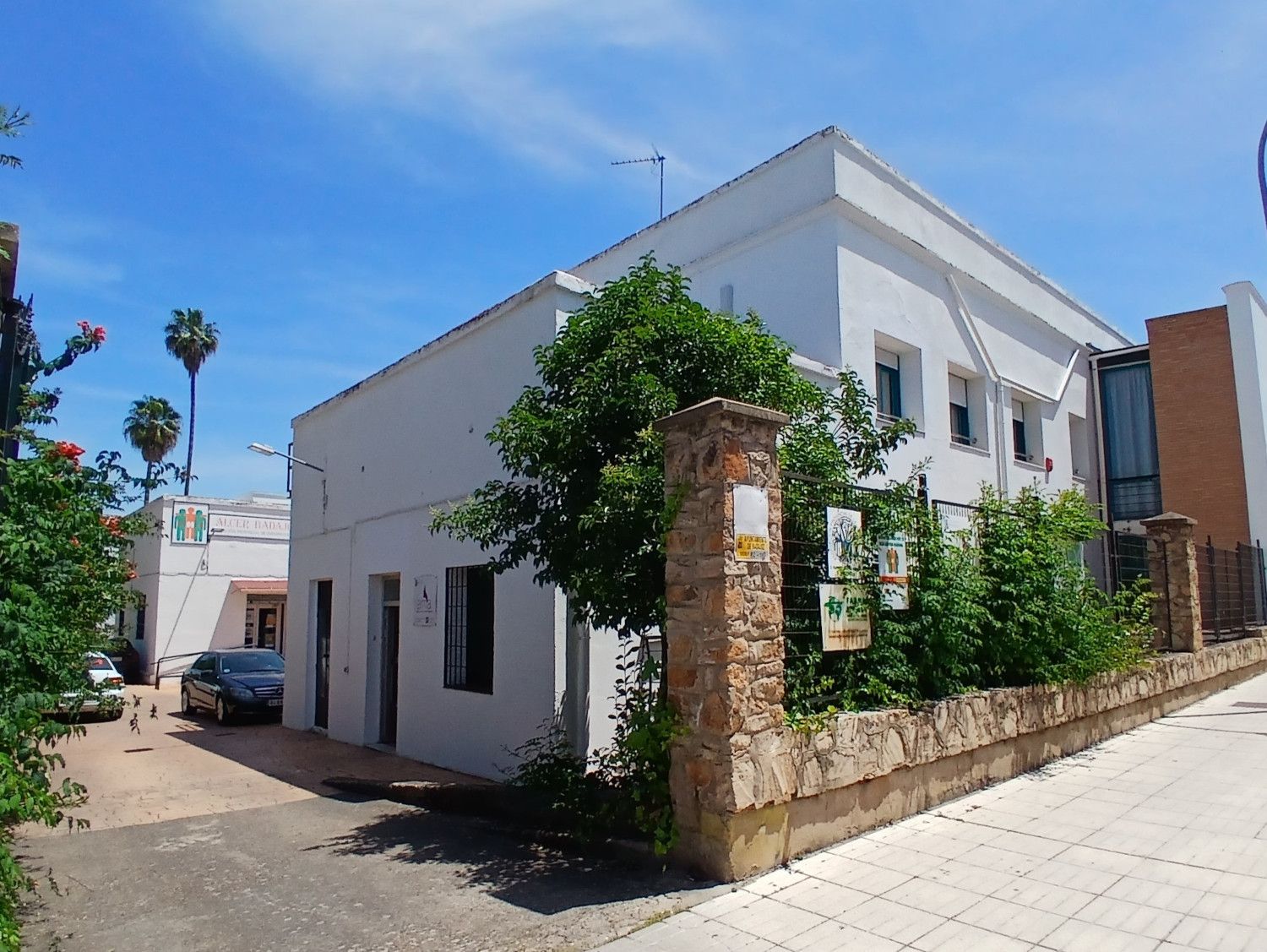 Uno de los accesos del inmueble de la antigua Maternidad.
