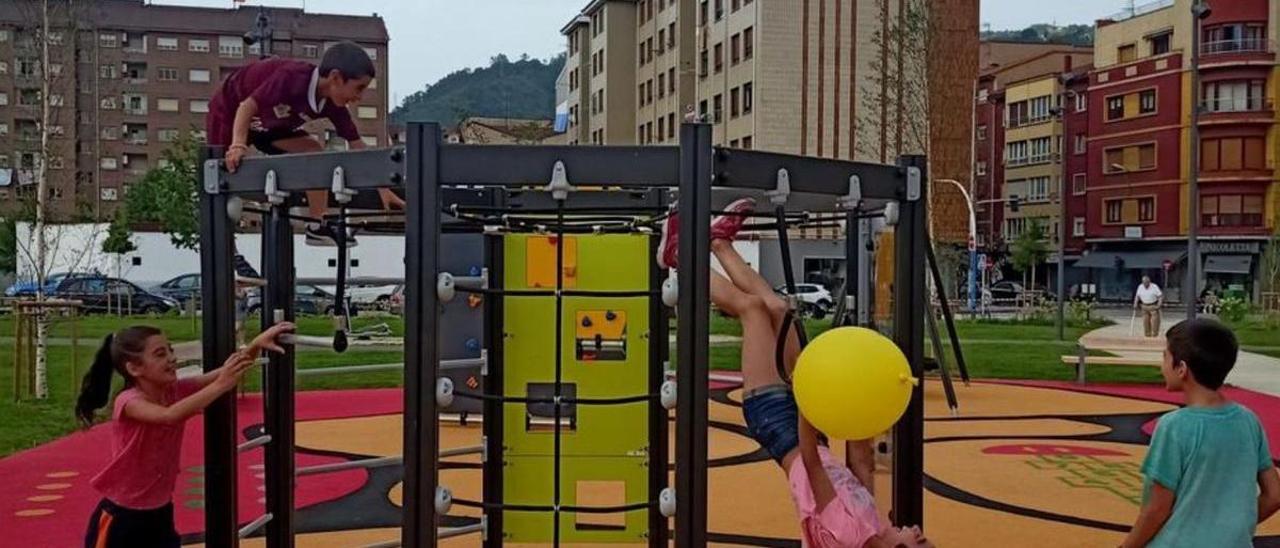 Niños en la zona de juegos infantiles del nuevo parque de la Mayacina. | D.O.