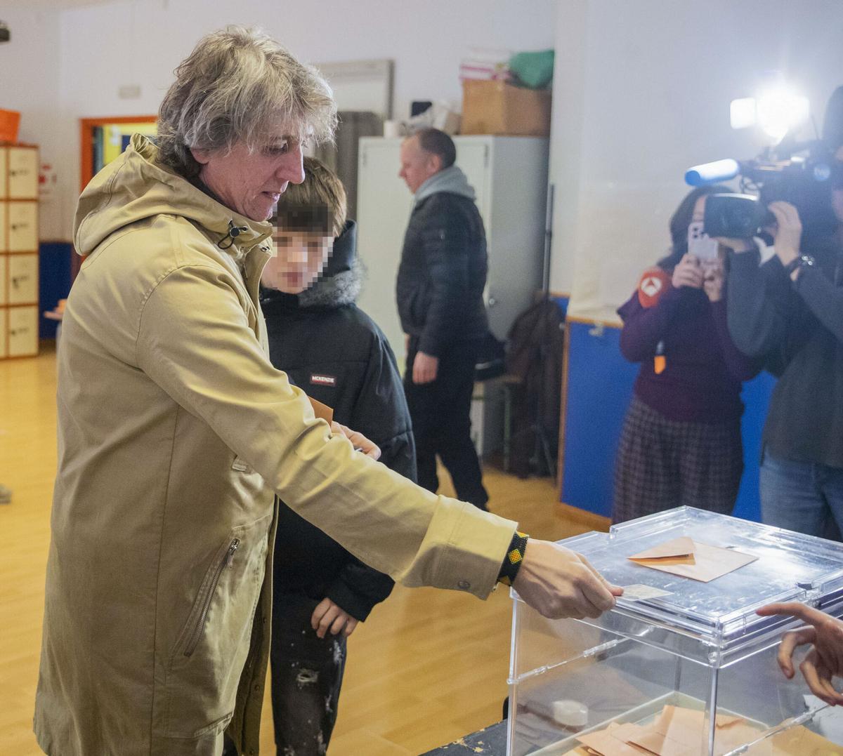 El secretario general del PSOE Castilla y León y candidato a las elecciones, Carlos Martínez, ejerce su derecho al voto.