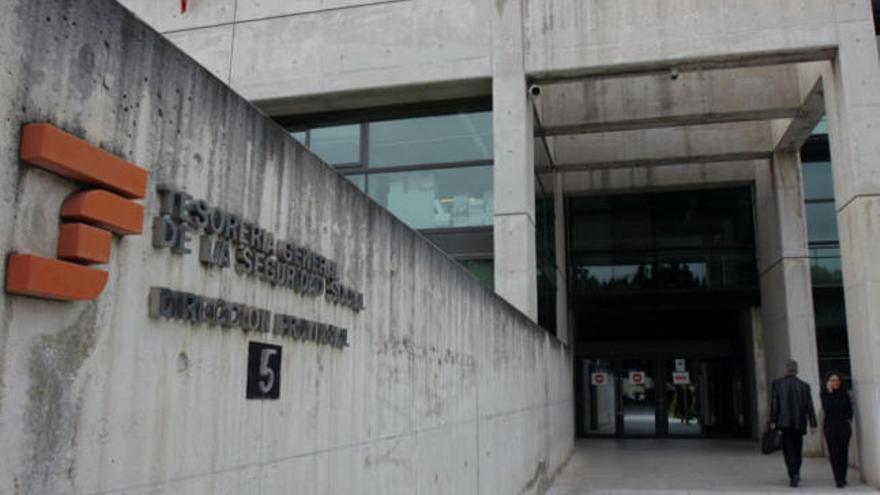 Entrada al edificio de la Tesorería de la Seguridad Social en Málaga.