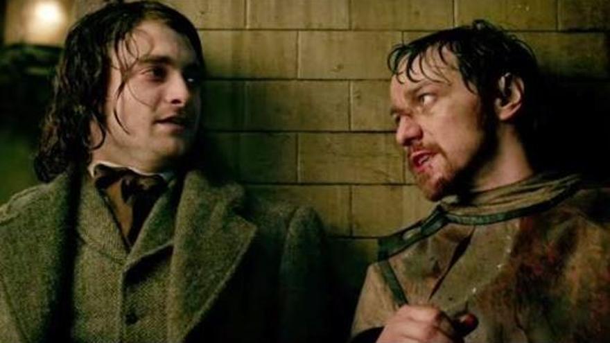 Daniel Radcliffe y James McAvoy en una imagen del film.