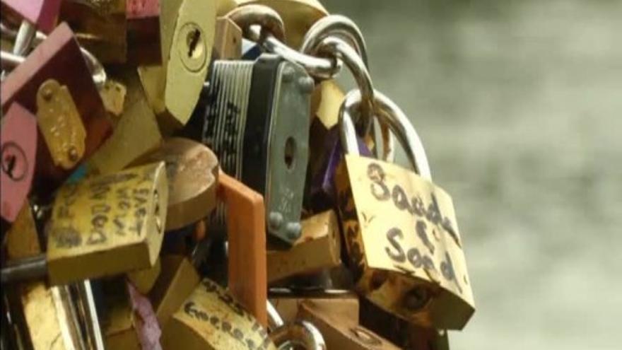 Cede parte de un puente de París por culpa de los candados del amor