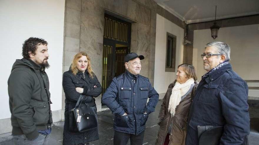 Por la izquierda, los afectados de iDental Iván Vieira, Mónica Merino, José María Calvo, Sagrario Temprano y Agustín Fernández, ayer, en la sede de la Delegación del Gobierno en Asturias, en Oviedo.