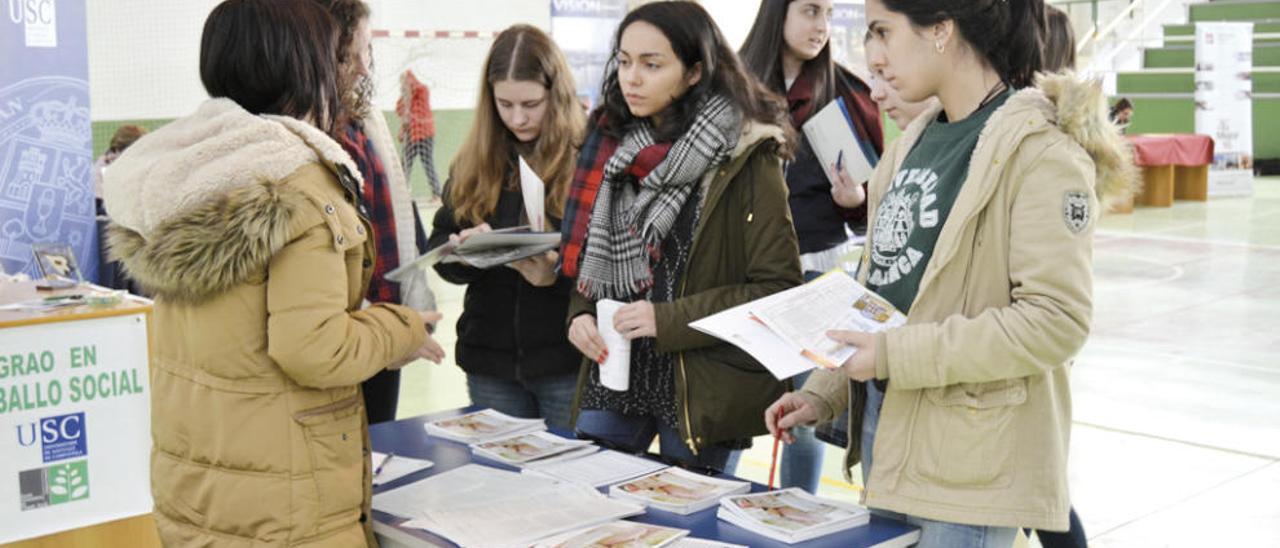 Imagen de los alumnos solicitando información a los distintos centros.